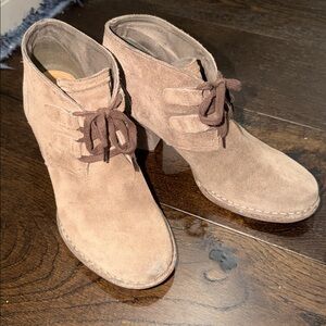 Clarks Carleta Lyon Khaki Suede Ankle Booties - 9.5